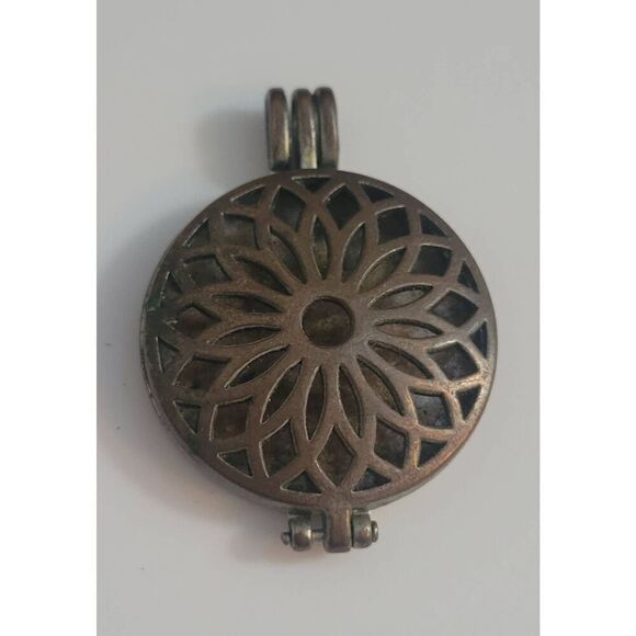 Aromatherapy Diffuser Pendant - Picture 1 of 5